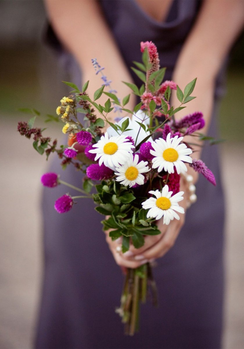Букетик цветов в руках фото