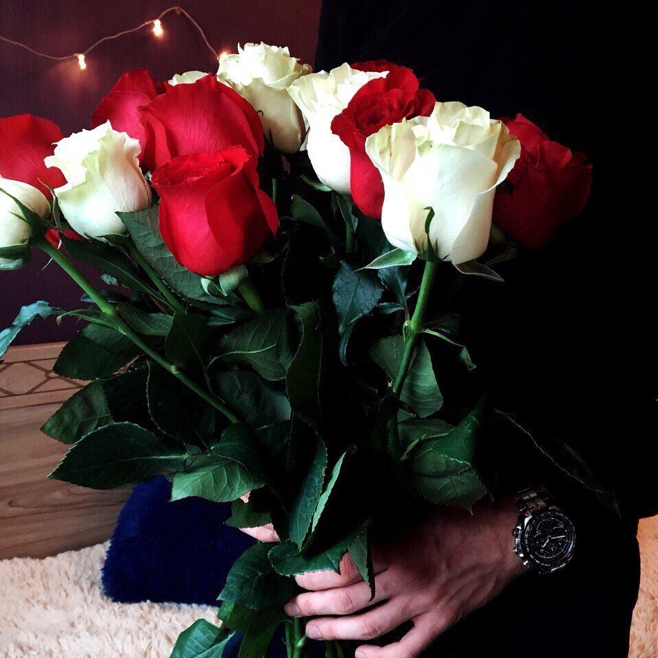 Как реагировать на подаренные цветы. Букет в руках у девушки. Красивый букет цветов в руках. Букет роз в руках. Букет цветов для девушки.