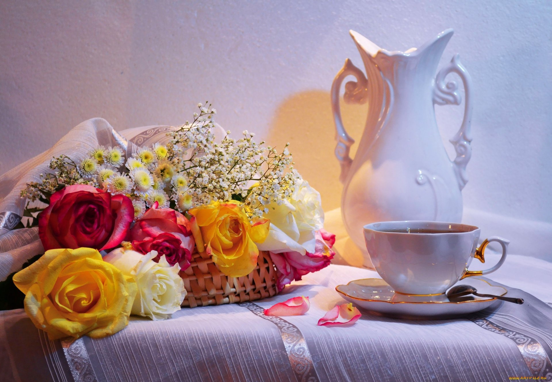 Доброе утро букеты цветов с пожеланиями. Утро цветы. Доброе утро с чаем и цветами. Натюрморт с цветами и чашкой. Утренний букет с добрым утром.