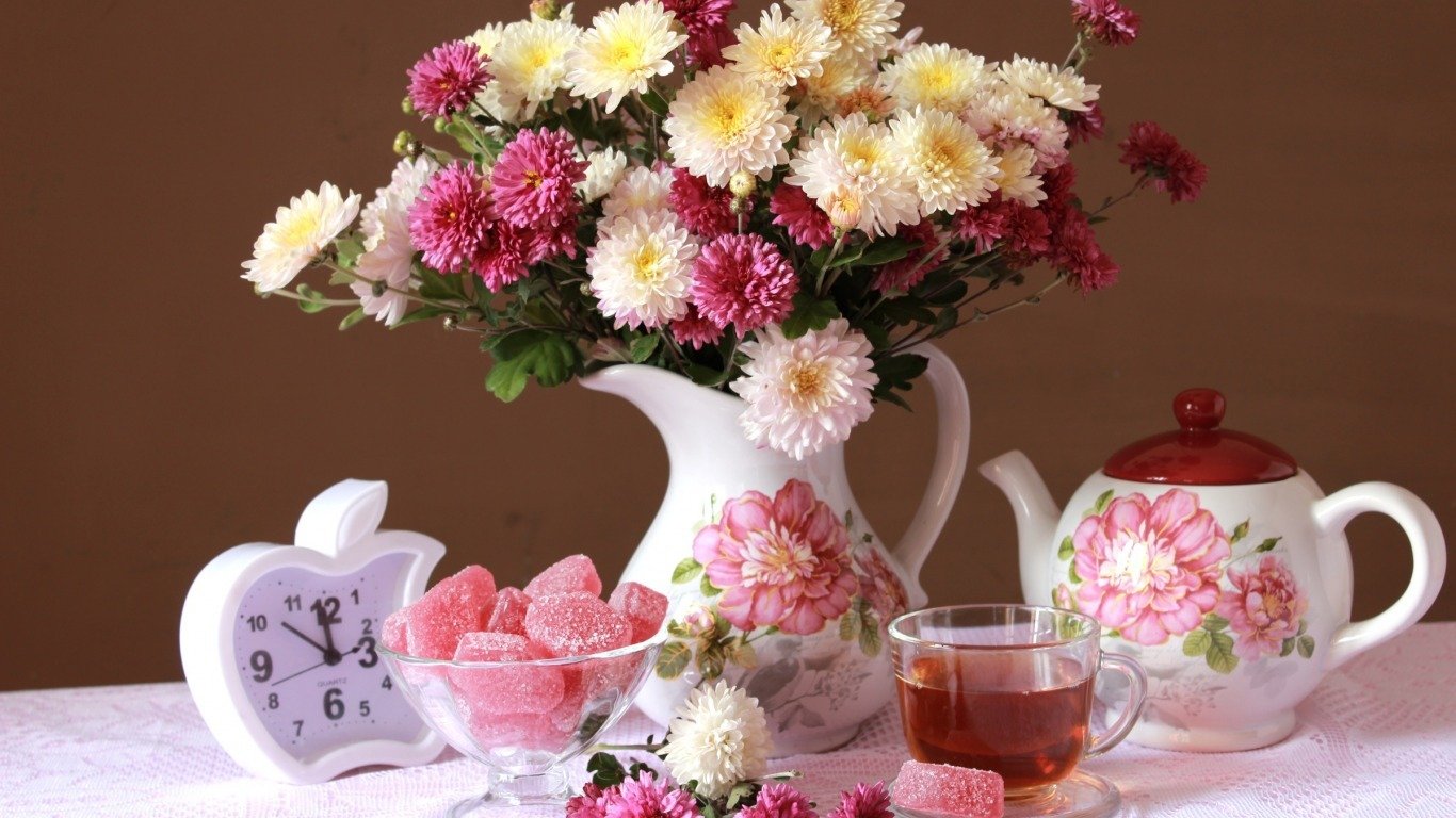 Красивый букет цветов и кофе фото