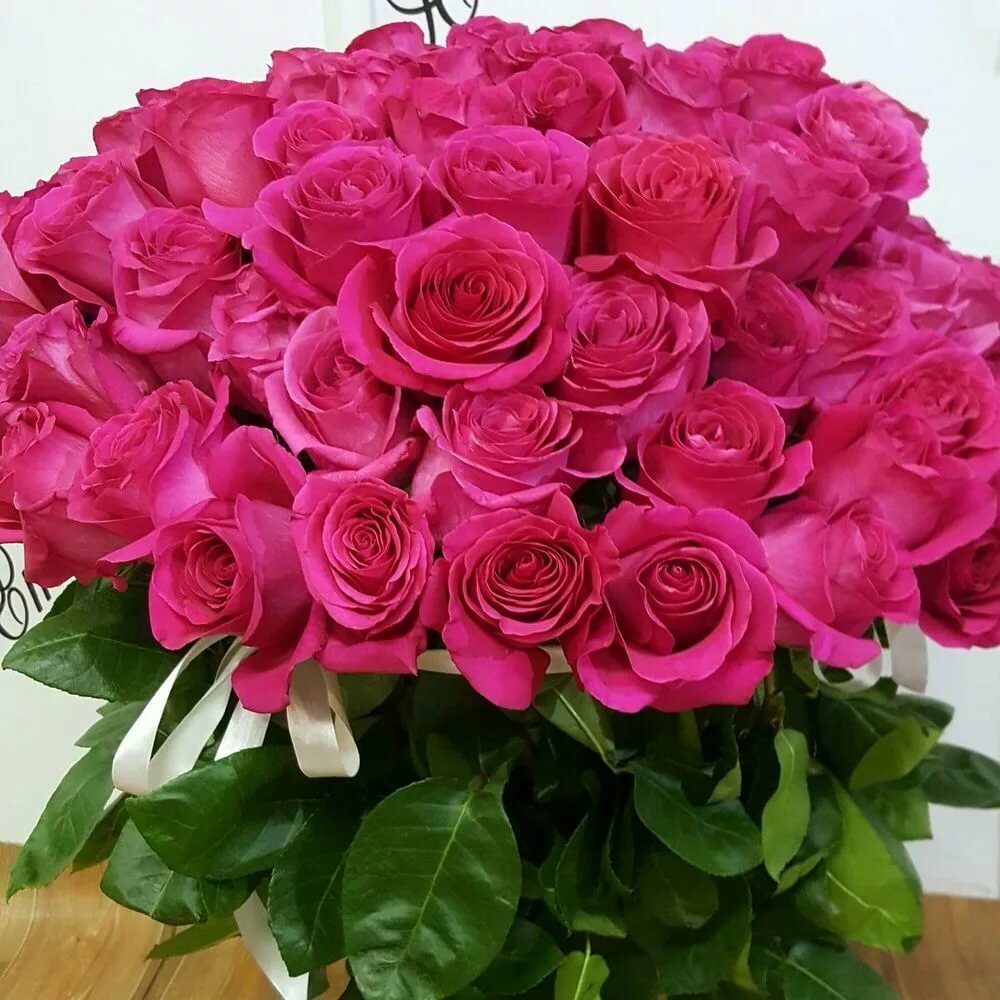 Шикарный букет розовых роз
