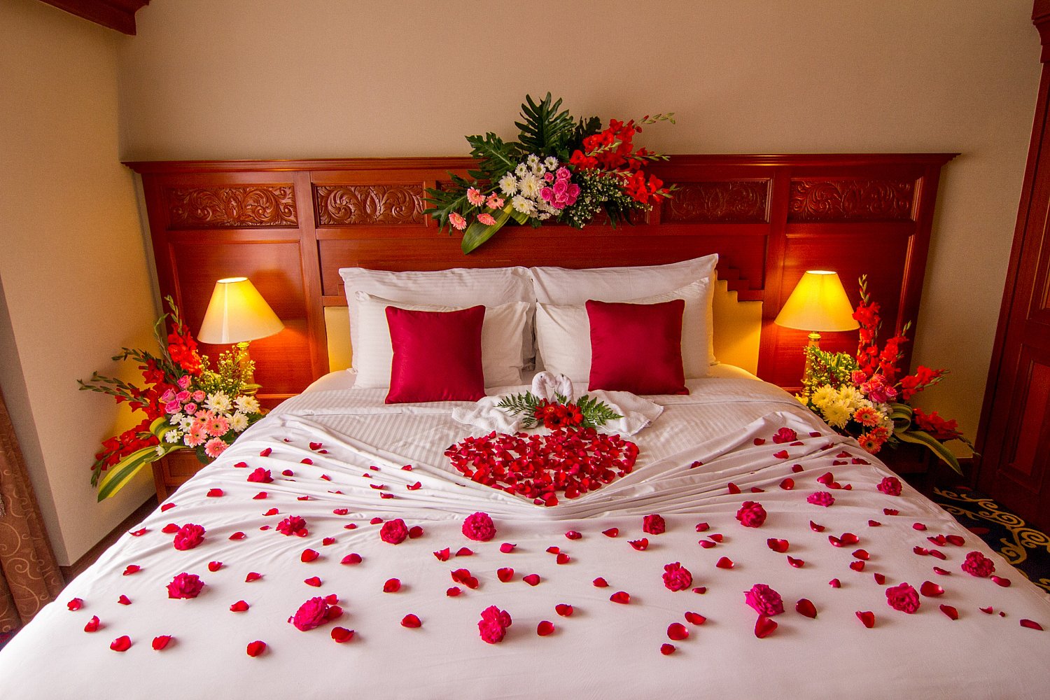 Брачная постель. Романтическая спальня. Романтическое украшение спальни. Спальня для новобрачных. Украшения для спальни.