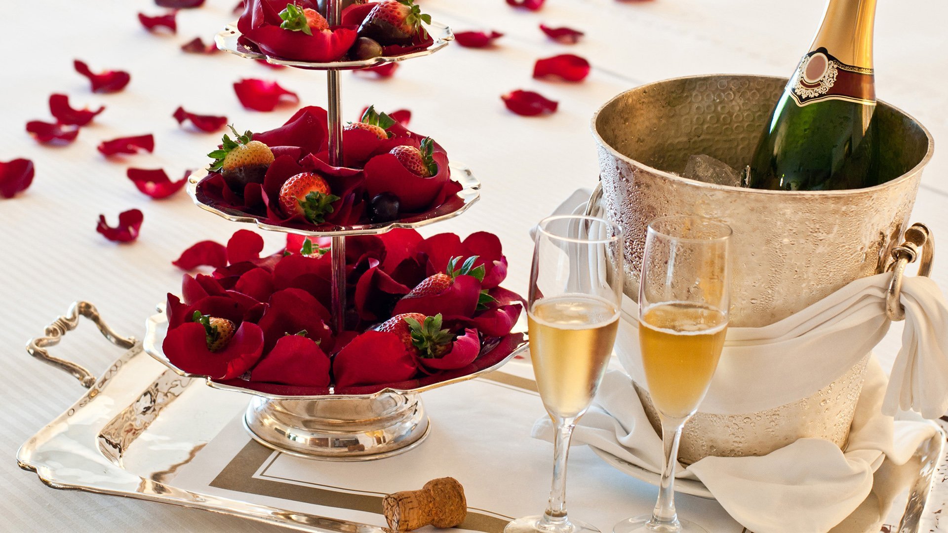 Сколько глав в шампанское и розы. Цветы и шампанское. Цветы шампанское конфеты. Фрукты для романтического ужина. Романтический ужин с вином и фруктами.