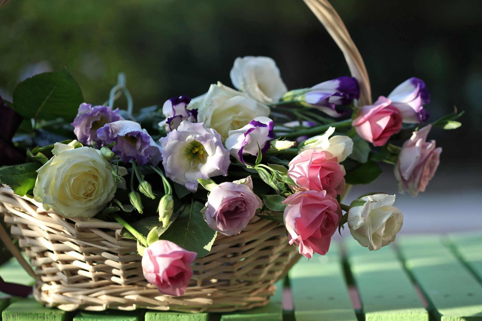Заставка букет цветов. Розы и эустома. Эустома цветок. Шикарные цветы. Корзина с цветами.