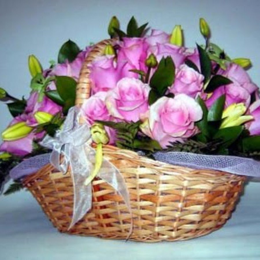 Корзина с цветами с днем рождения женщине. Корзина с цветами. Букет цветов в корзине. Красивые букеты в корзинках. Корзина с весенними цветами.