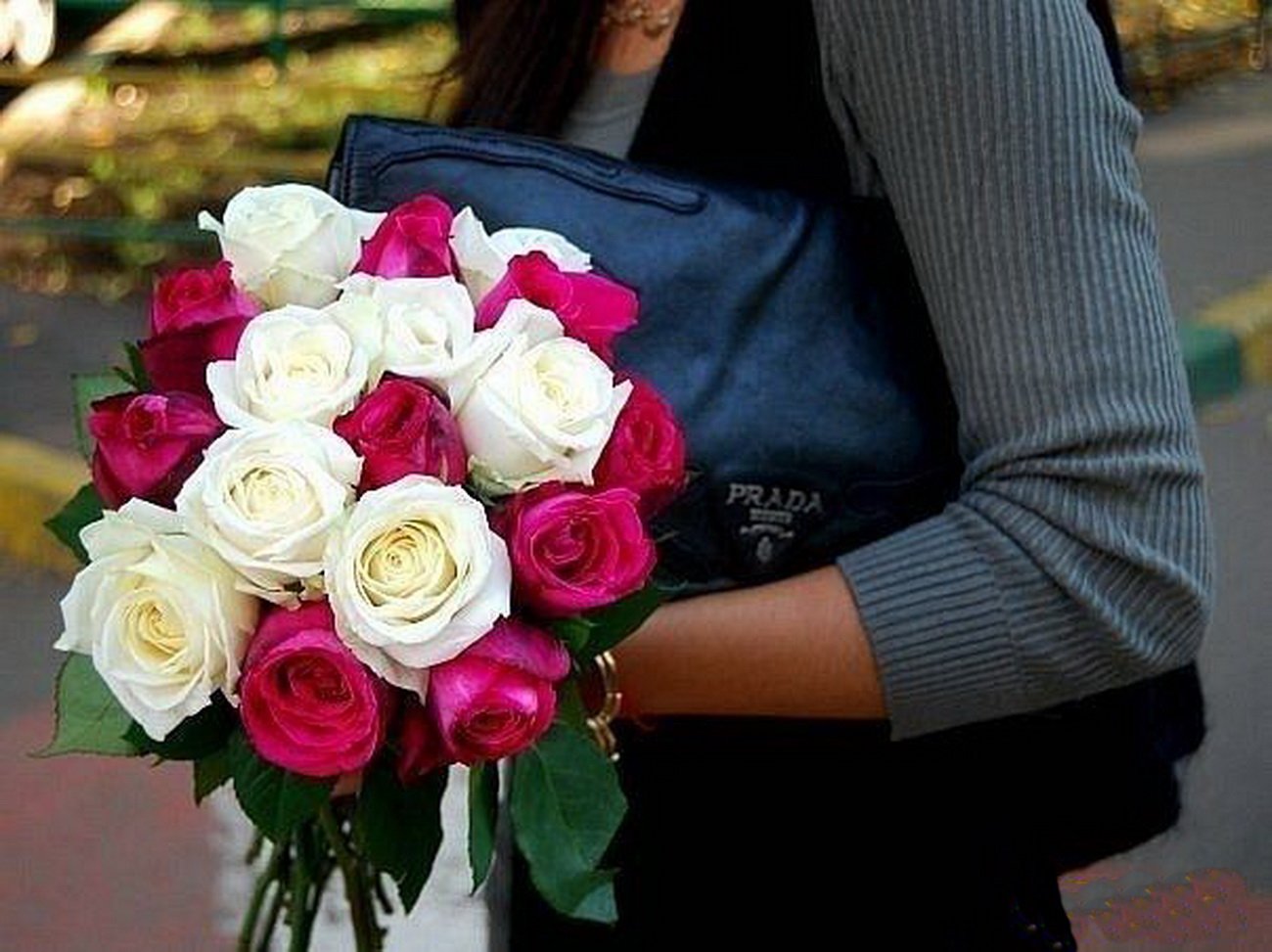 Красивые букеты цветов в руках фото