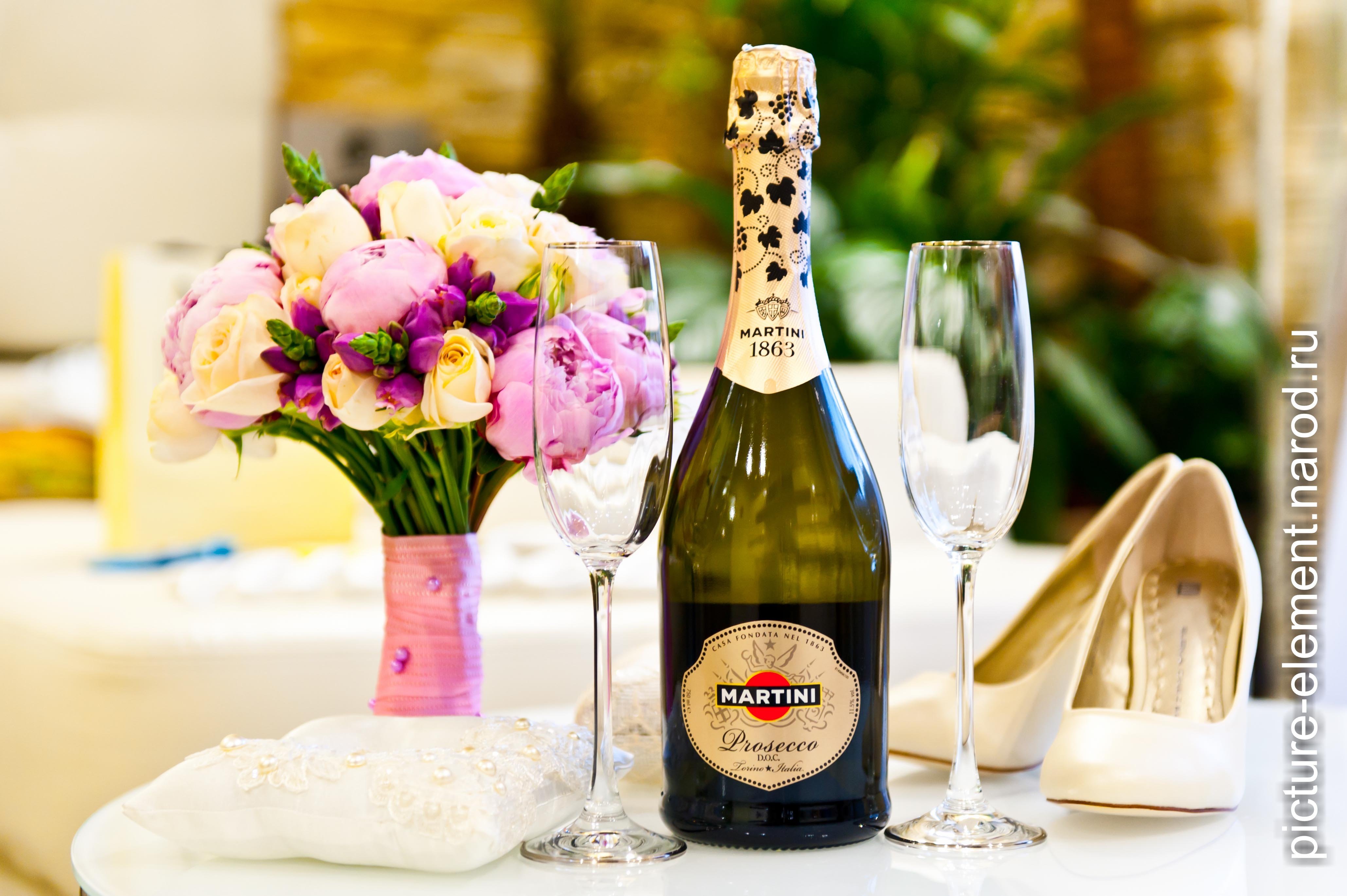 Шампанское и розы оригинал. Цветы шампанское конфеты. Свадебный букет и шампанское. Букеты цветов и шампанского. Торт шампанское цветы.