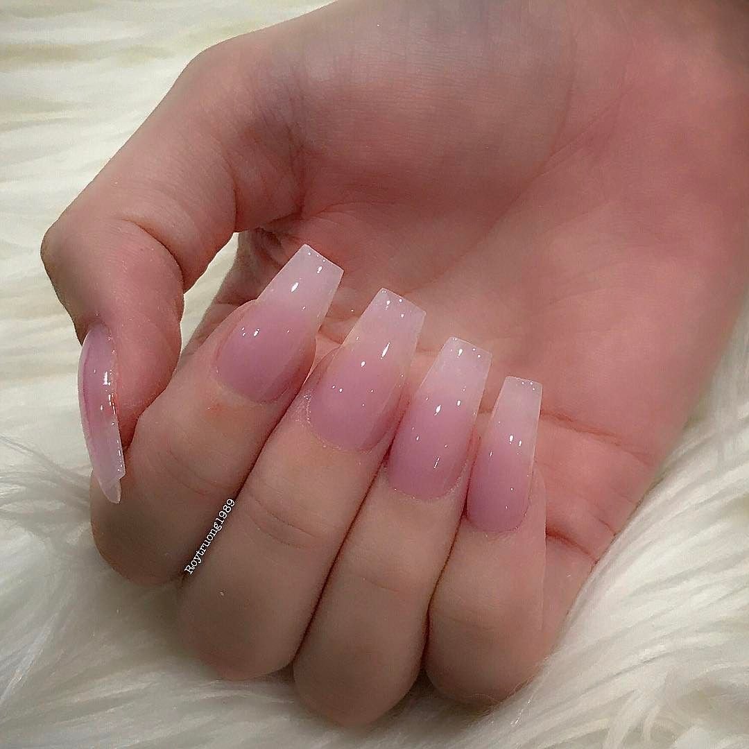 Полупрозрачные розовые ногти