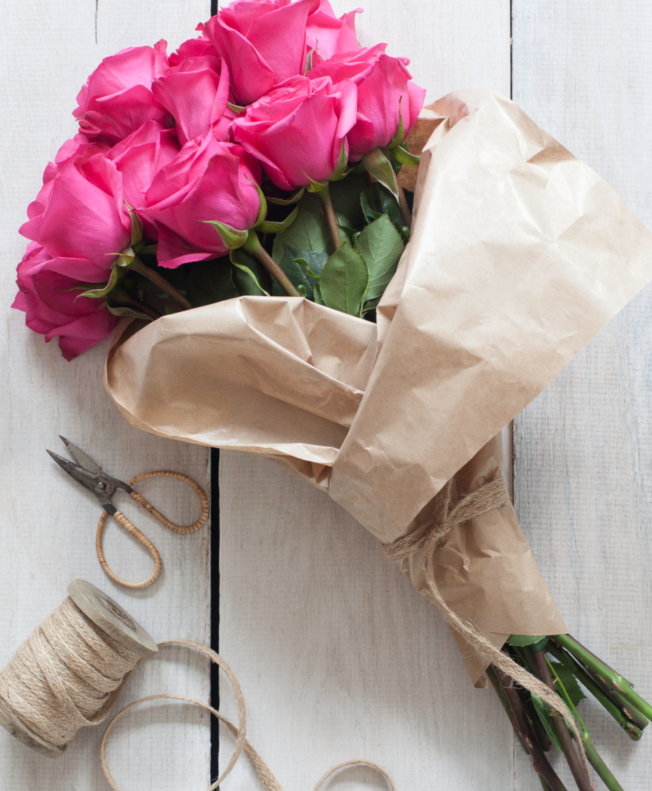Бумага для букетов. Букет цветов в крафтовой бумаге. Упаковка роз в бумагу. Красивая упаковка букета.