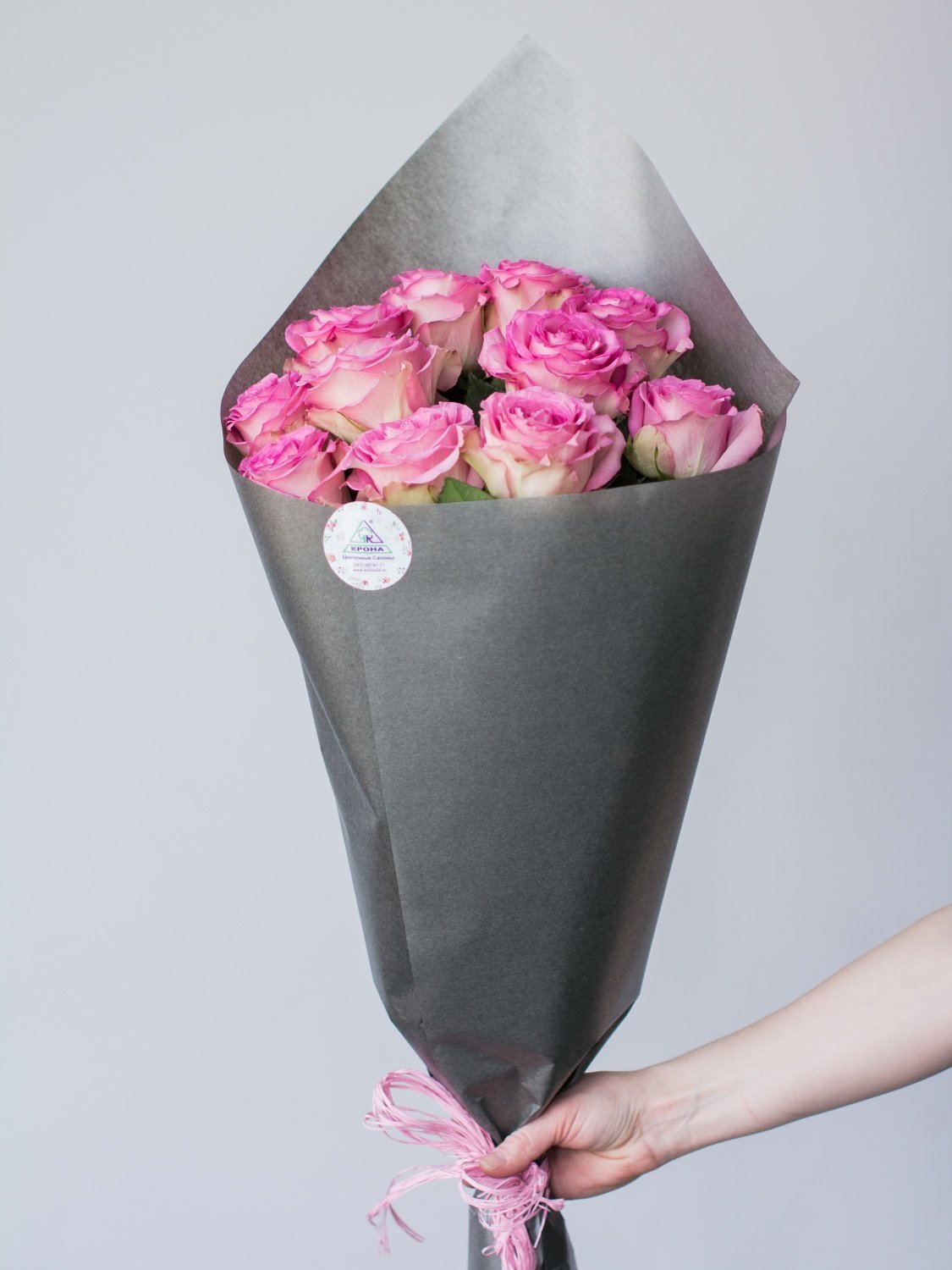 Как красиво завернуть цветы в бумагу. Упаковка для цветов. Упаковка цветовв бумагу. Упаковка роз в бумагу. Красивая упаковка для цветов.