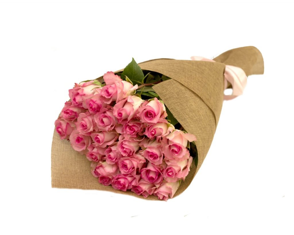 Упаковать цветы в подарок. Упаковка для цветов. Букет в крафтовой бумаге. Упаковка роз в бумагу. Букет роз в упаковке.
