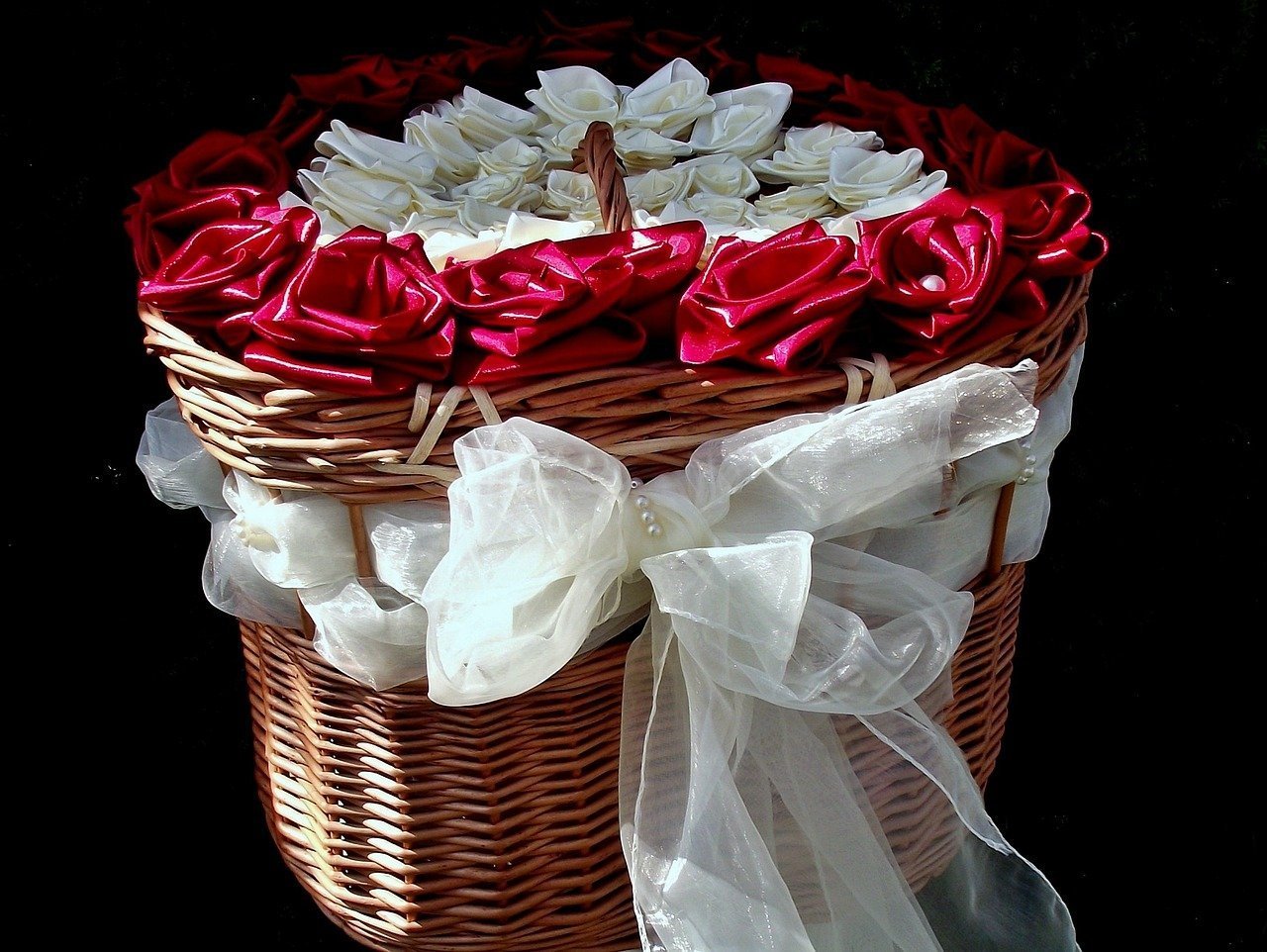 Сколько метров ленты нужно для букета роз. Букет в корзинке. Корзина с цветами. Корзинка с розами. Корзинка с букетом роз.