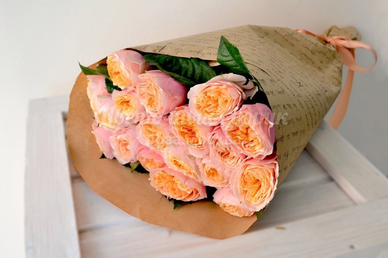 Как красиво завернуть цветы в бумагу. Букет из 15 пионовидных роз. Упаковка цветов в бумагу.