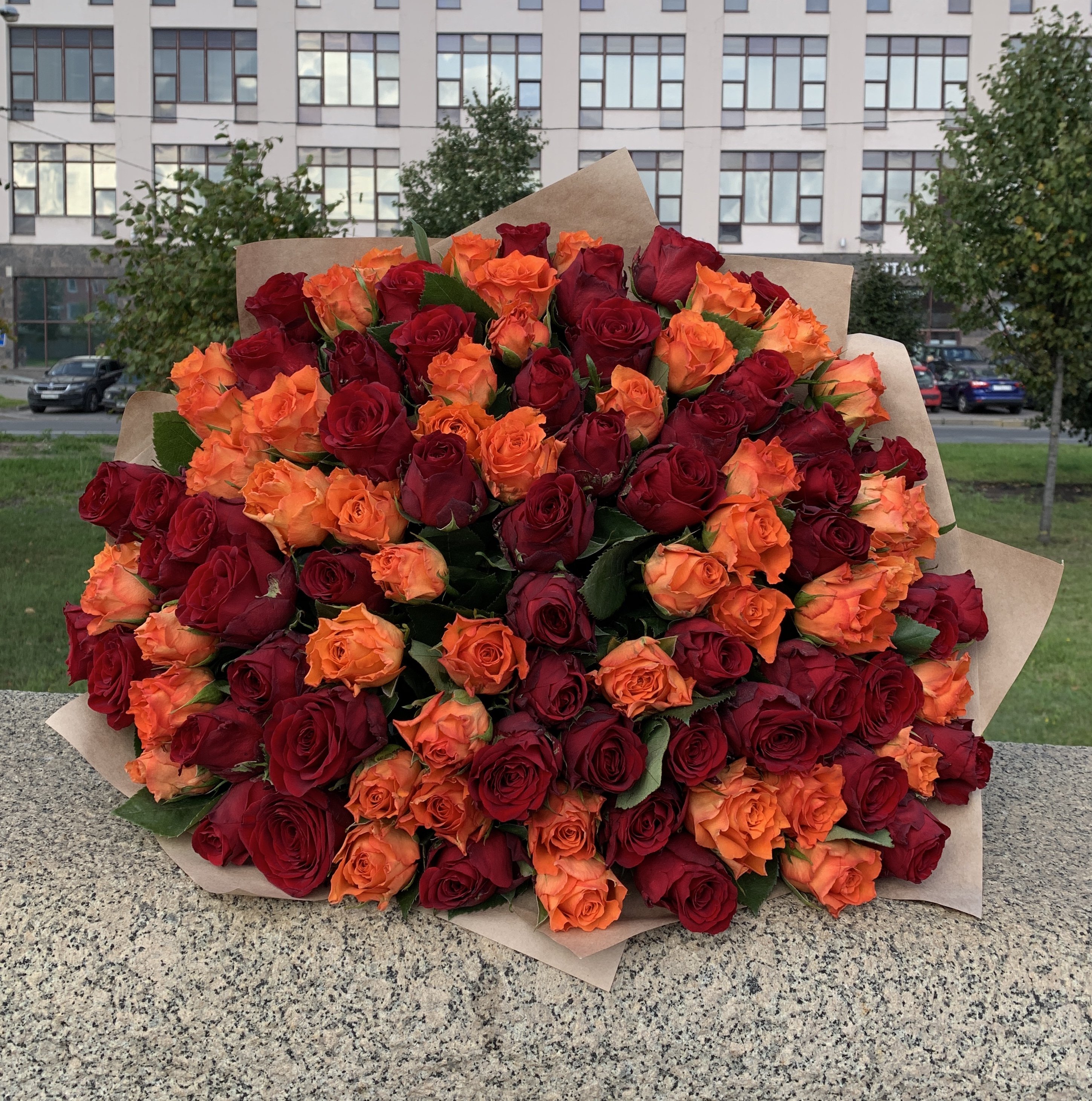 Букет из красных и оранжевых роз