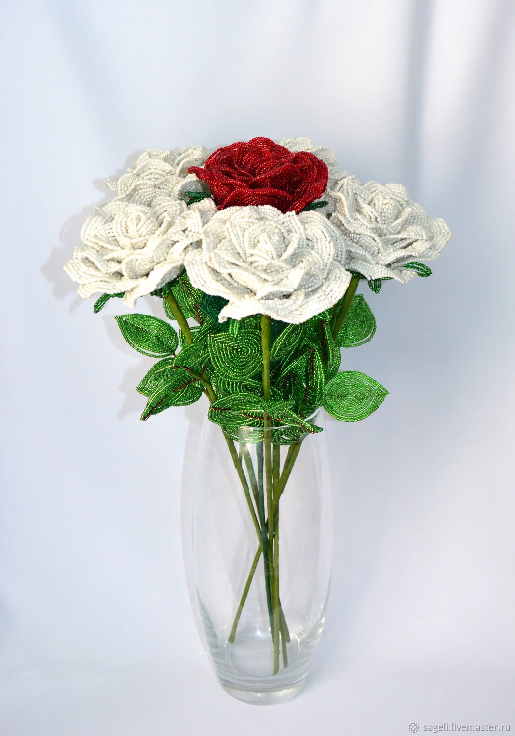 Маленький букет цветов роз. Букеты из бисера. Небольшие букеты из роз. Розы из бисера. Необычные композиции из роз.