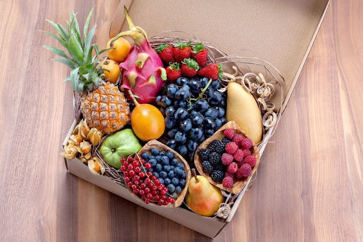Красивая коробка с фруктами