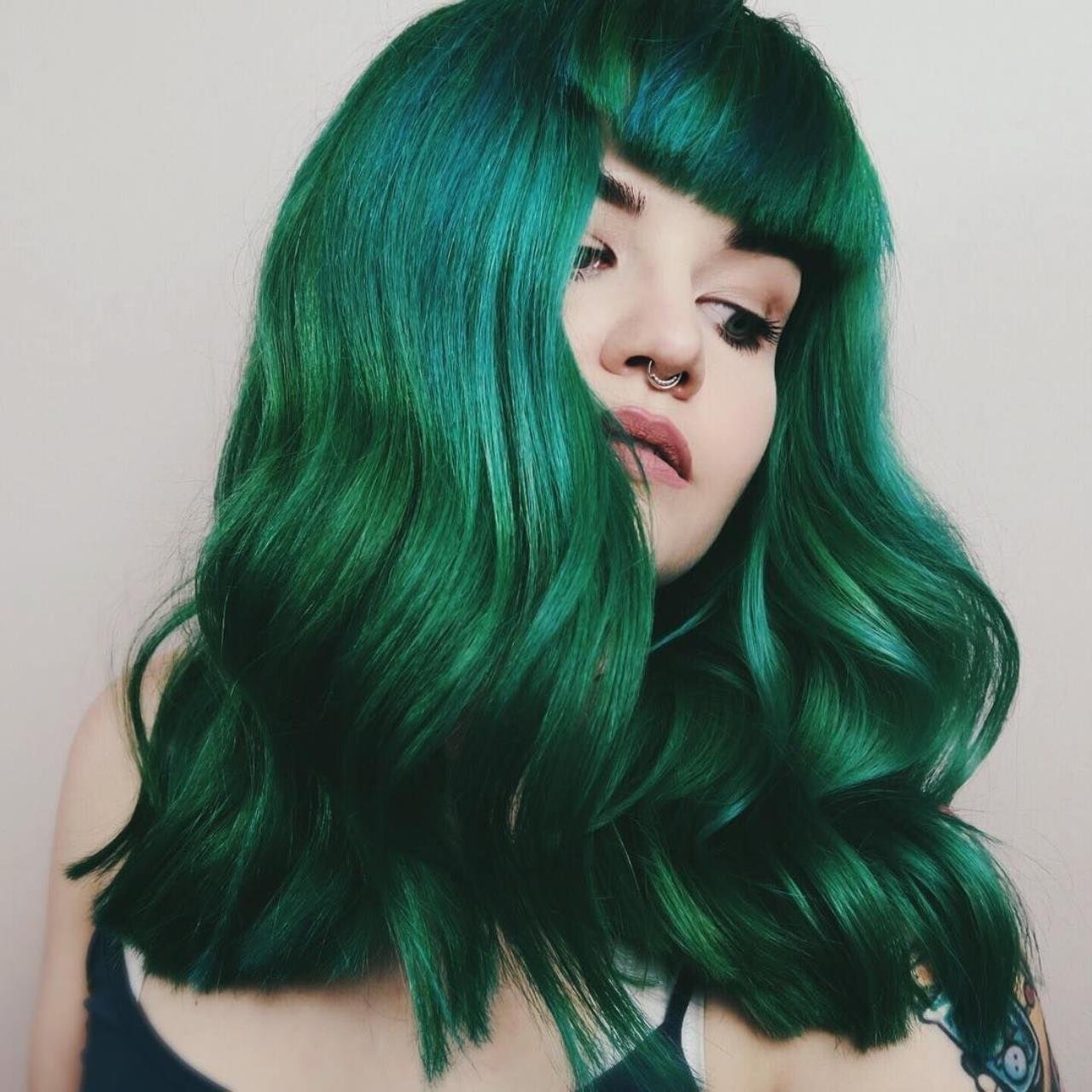 Можно зеленые волосы. Изумрудный цветтволос. Антоцианин Mermaid Blue. Зеленые волосы. Девушка с зелеными волосами.