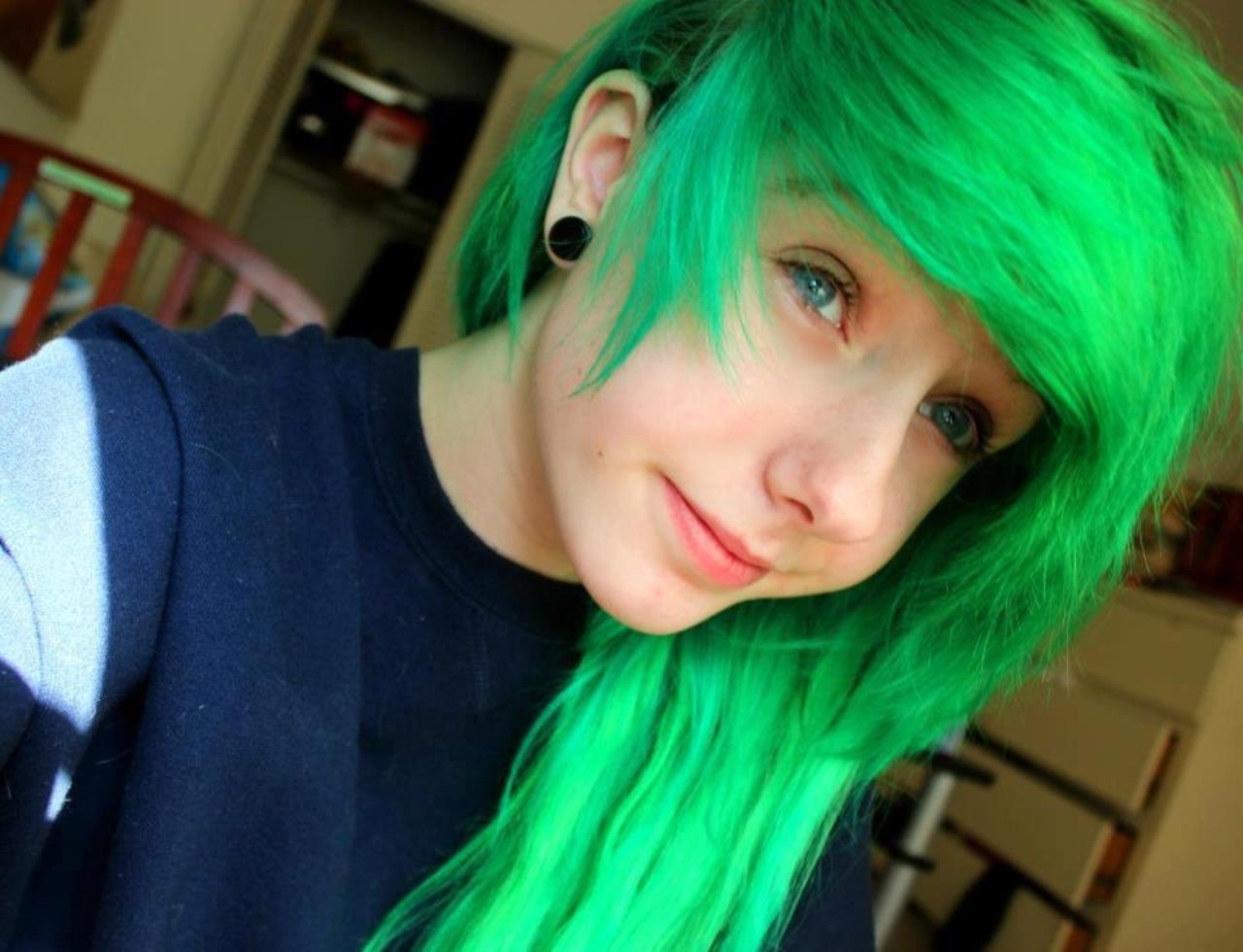 Люди с зелеными волосами фото