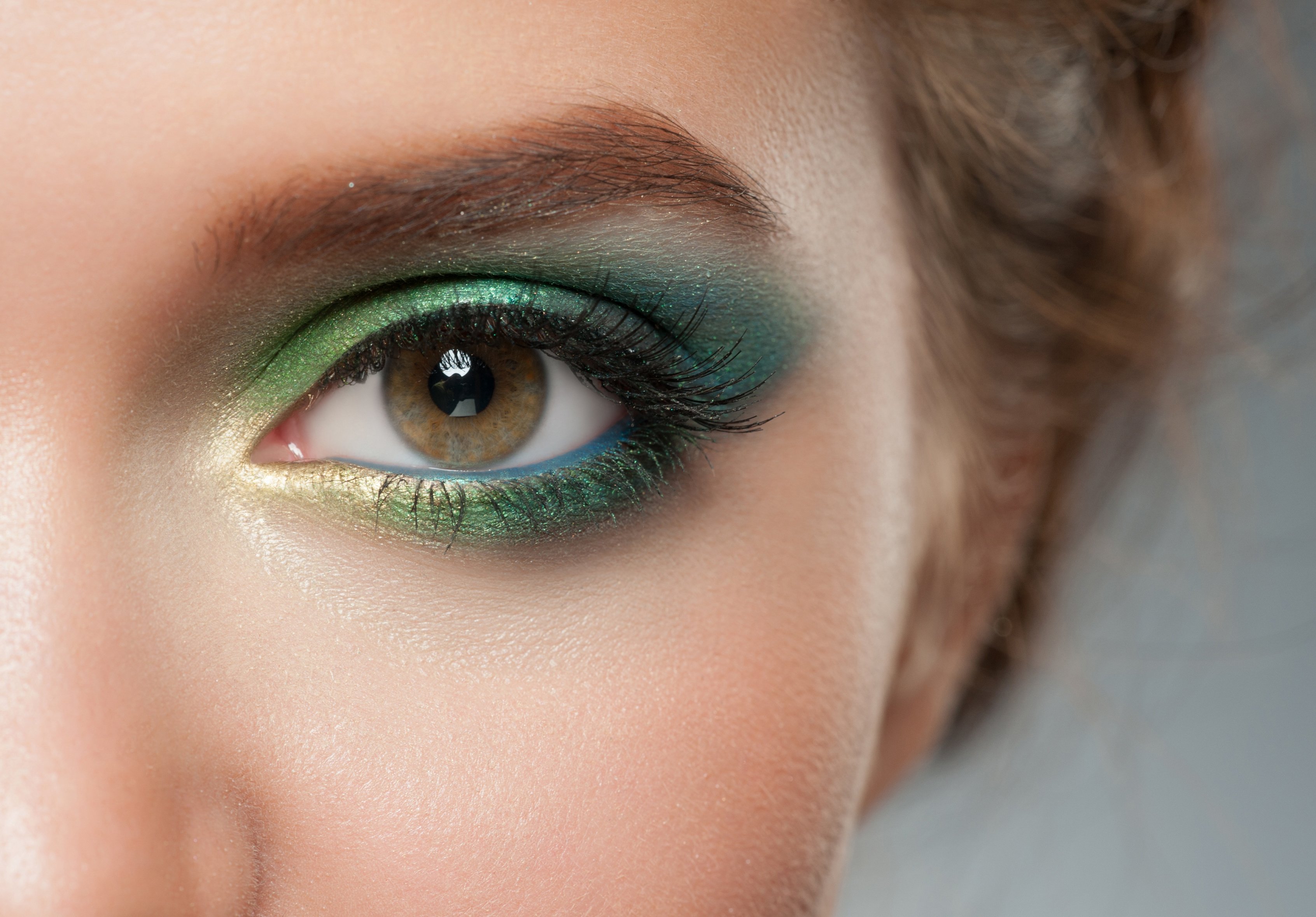 Красивые фото зеленых глаз. Макияж изумрудный Смоки. Макияж в зеленых оттенках. Макияж для зеленых глаз. Новогодний макияж для зеленых глаз.