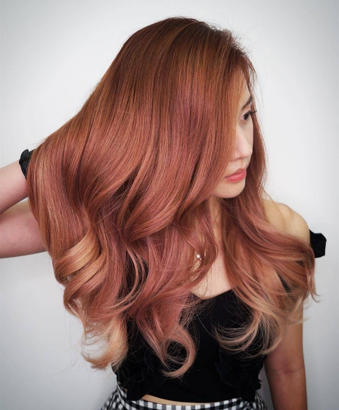Рыже розовый цвет. Роуз Голд цвет волос. Рыже розовые волосы. Рыже розовый цвет волос. Розовые золотистые волосы.