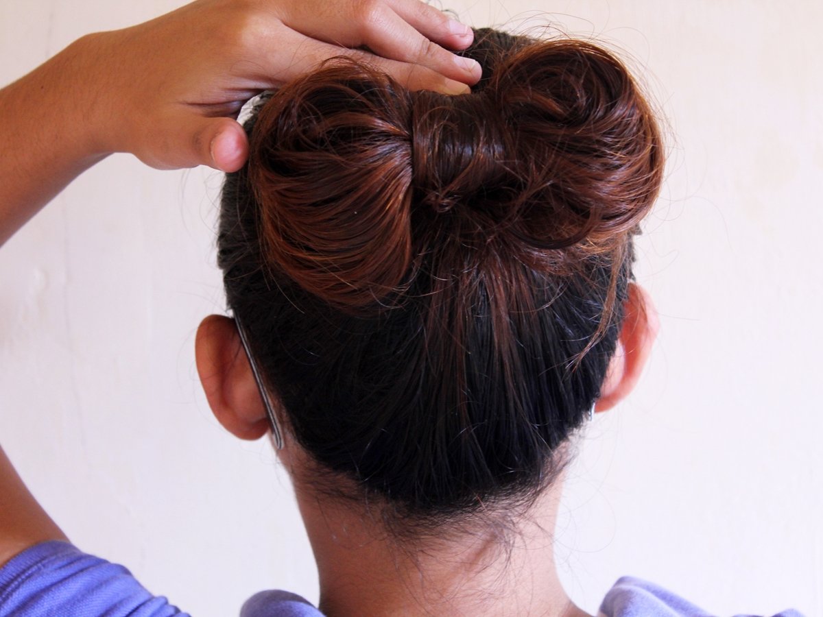 Как сделать небрежный пучок на голове с помощью резинки на средние волосы