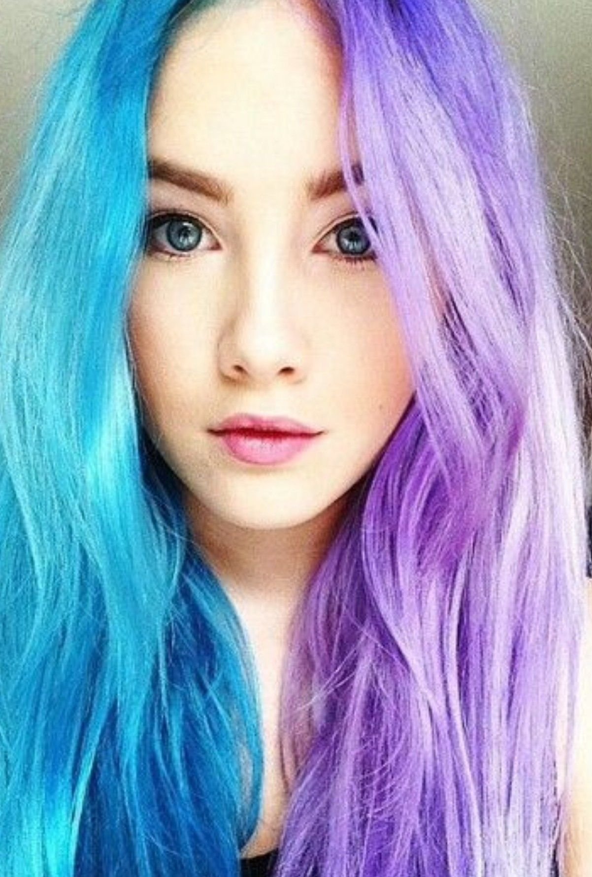 Девочка с сине розовыми волосами. Сплит Хайр окрашивание. Яркие цвета волос. Цветные волосы. Синие волосы.