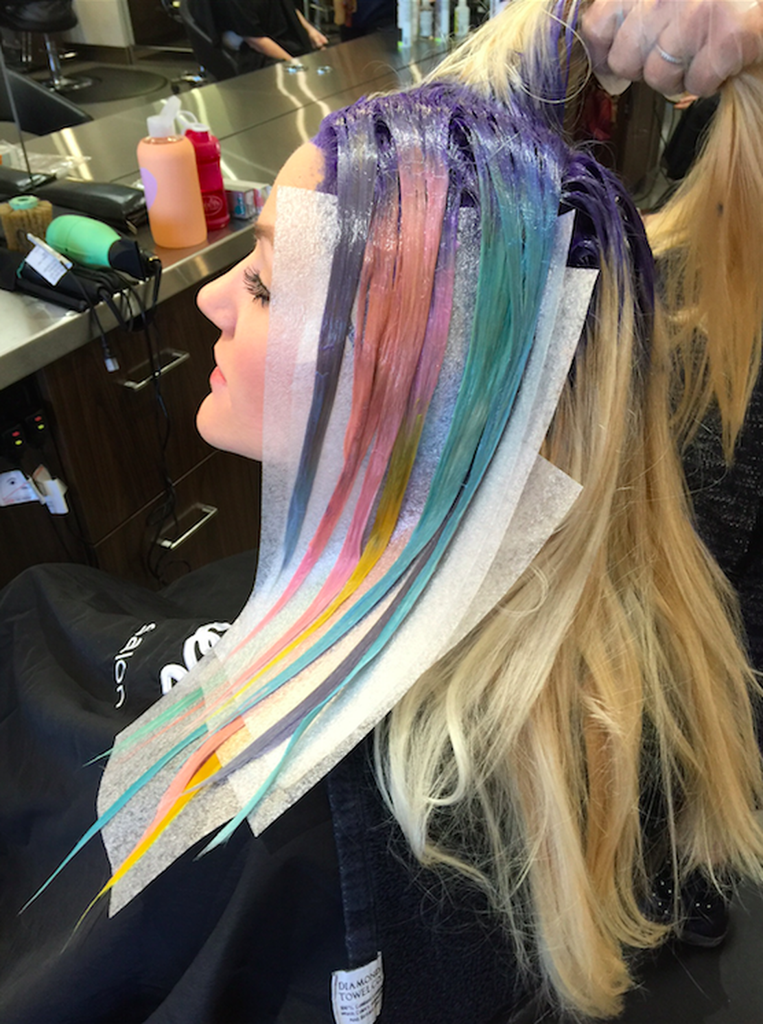 Разноцветные пряди волос. Окрашивание разноцветными прядями. Цветные пряди на волосах. Яркие пряди на светлых волосах. Колористы купить