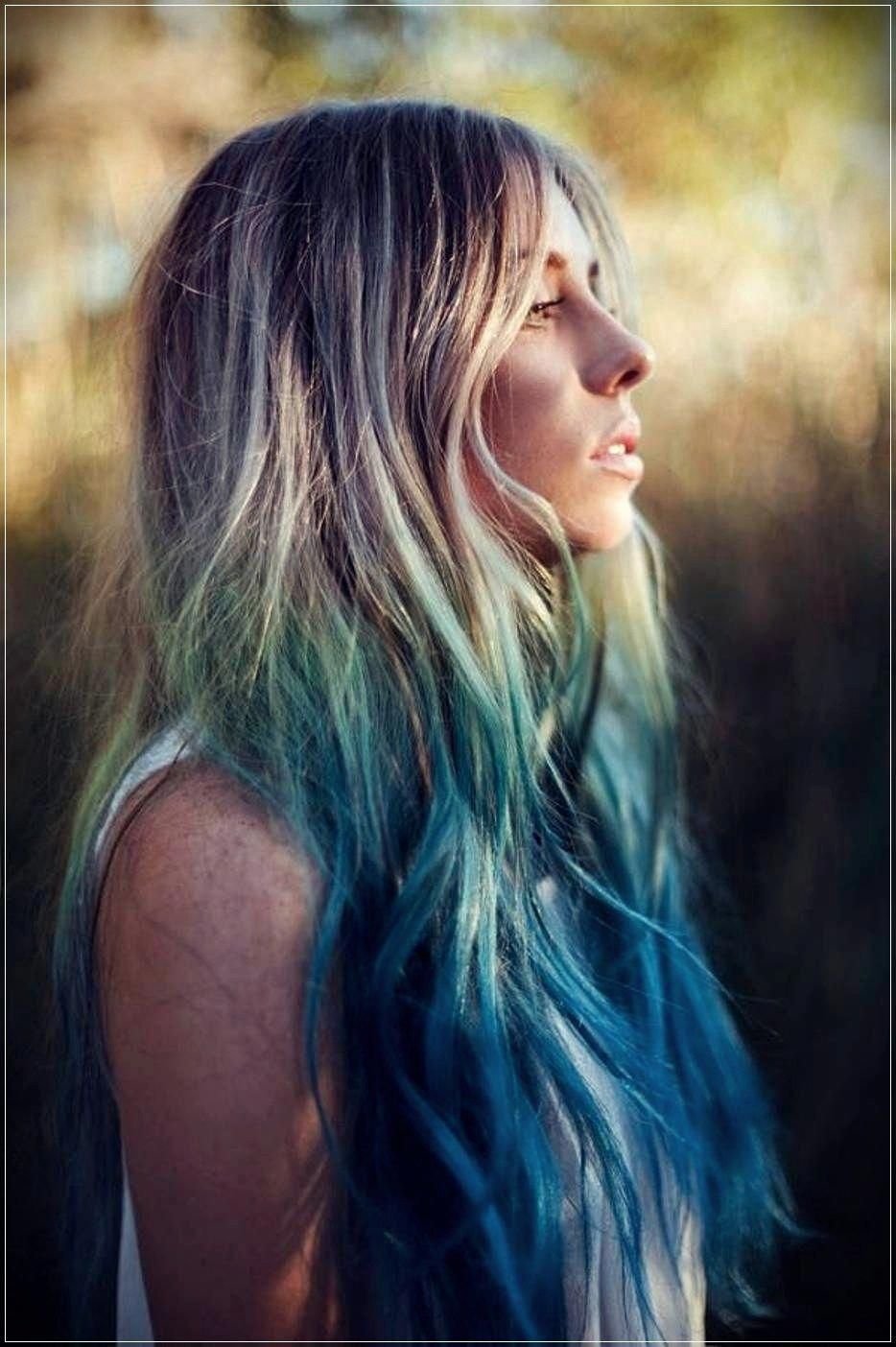 Прядки на волосах светлые. Руссо голубые волосы. Синие пряди на светлых волосах. Голубые пряди волос. Голубые пряди на русых волосах.