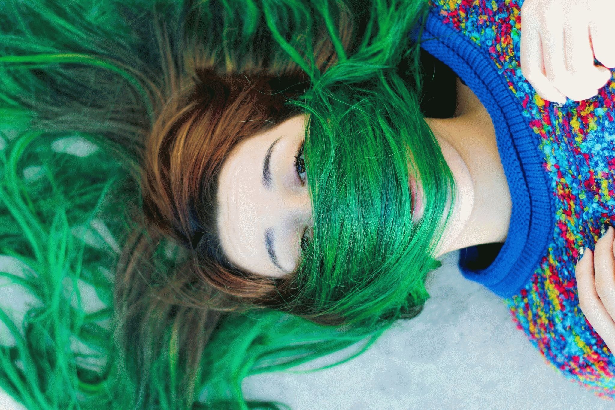 Можно ли зеленые волосы покрасить в черный
