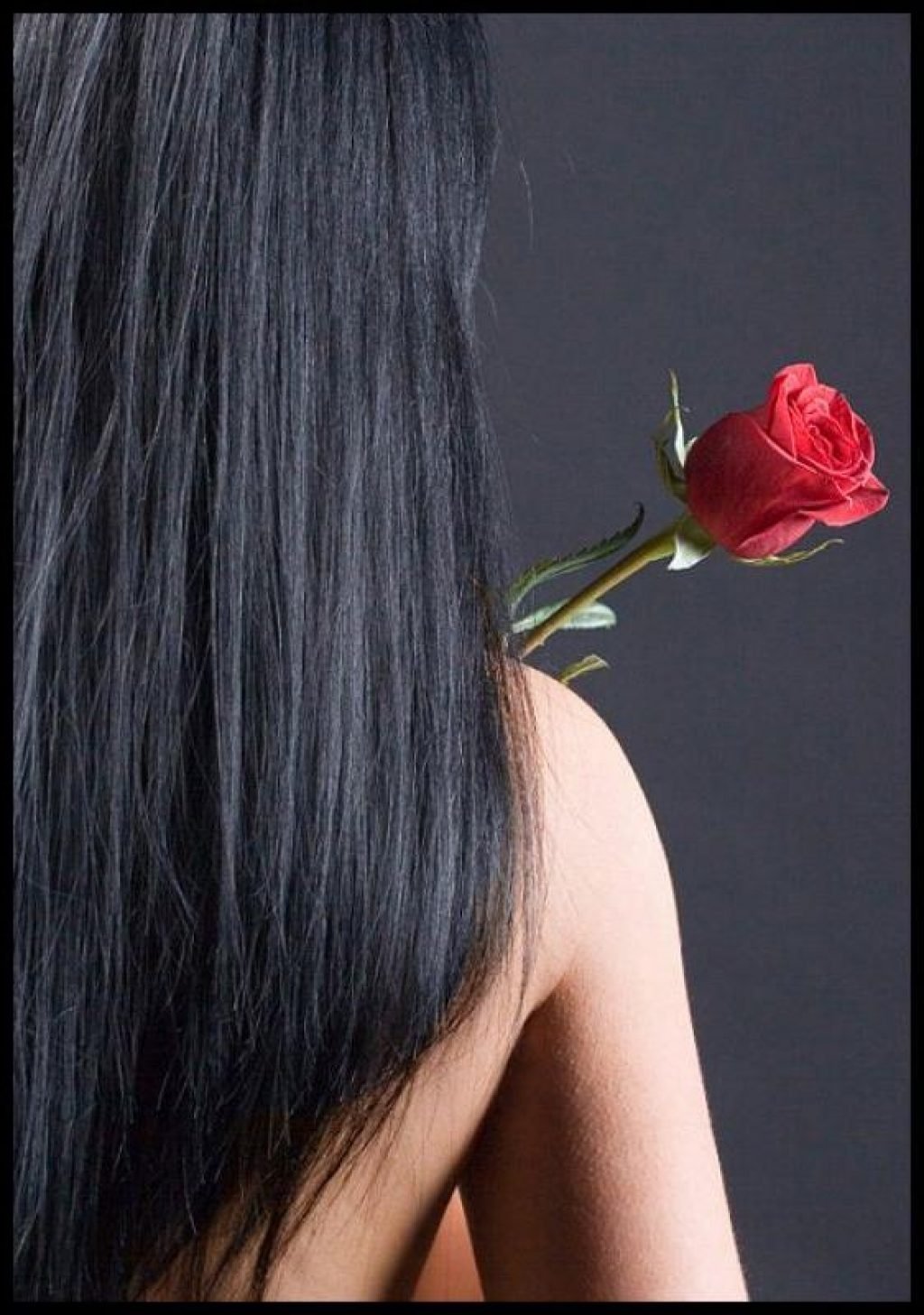 Женщина с длинными черными волосами