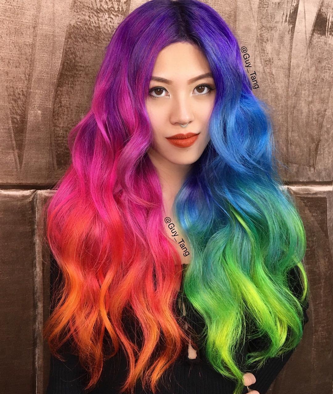 Девушка покрасила волосы в разные цвета
