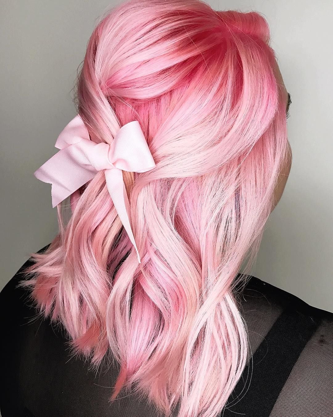 Включи розовый волос. Руссо розовые волосы. Вика Блисс с розовыми волосами. Нежно розовые волосы. Розовое окрашивание.