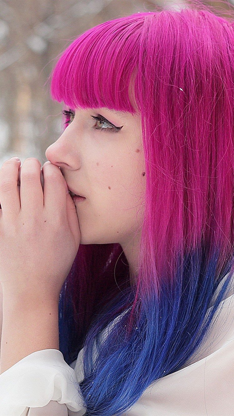 Девочка с сине розовыми волосами