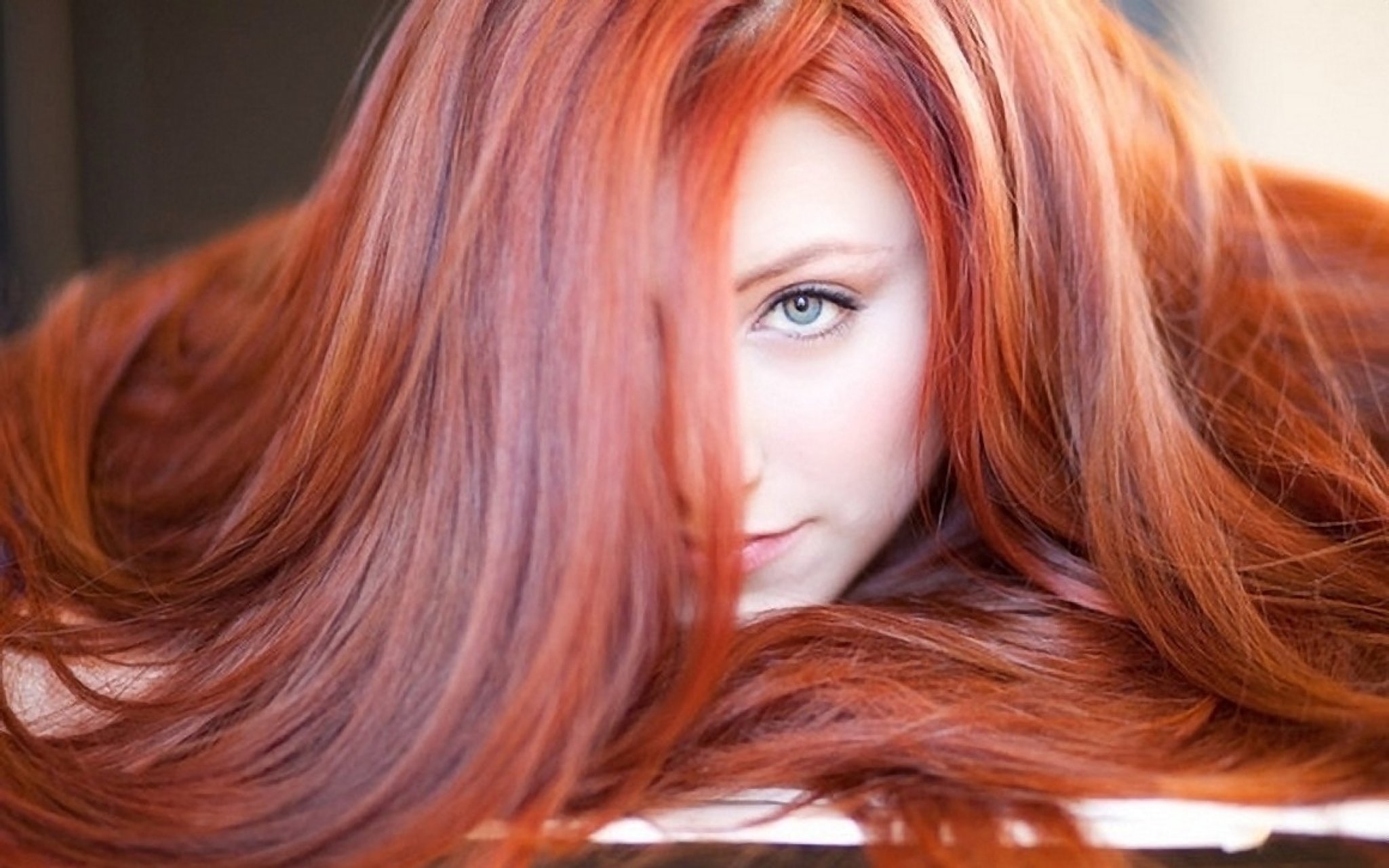 Рыжие волосы с белыми прядями