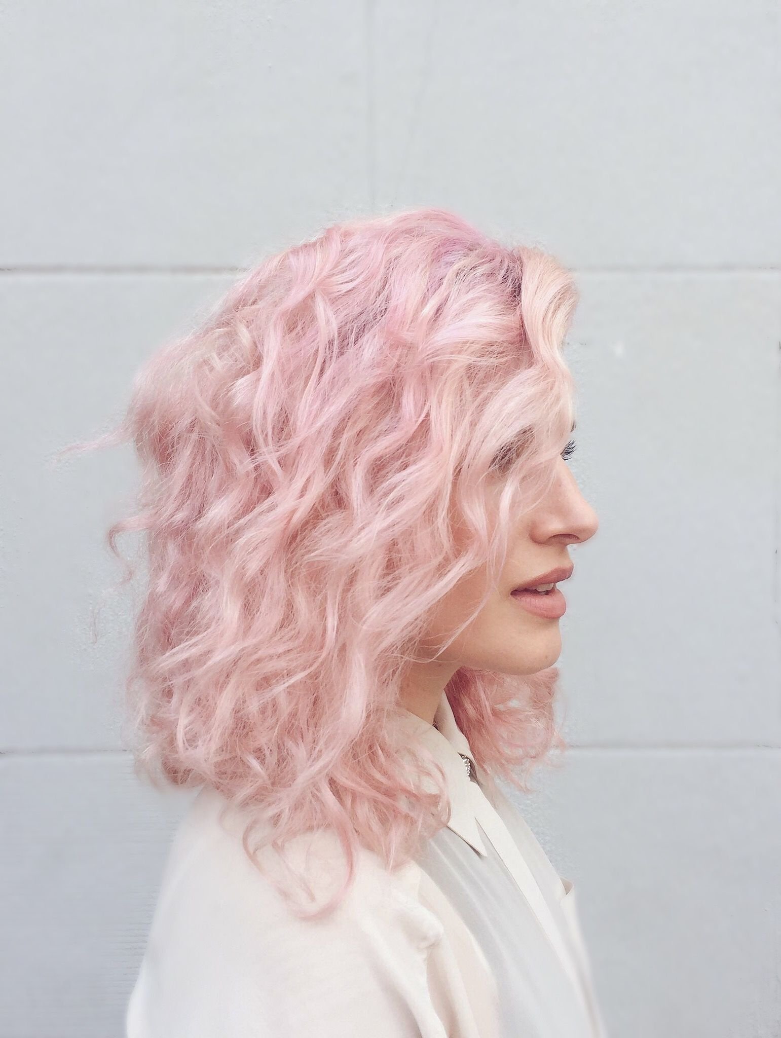 Бледно розовые волосы