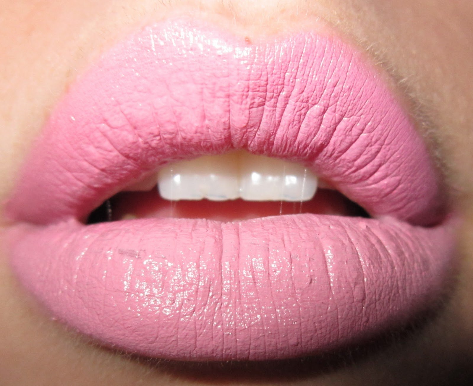 Светло розовые губы