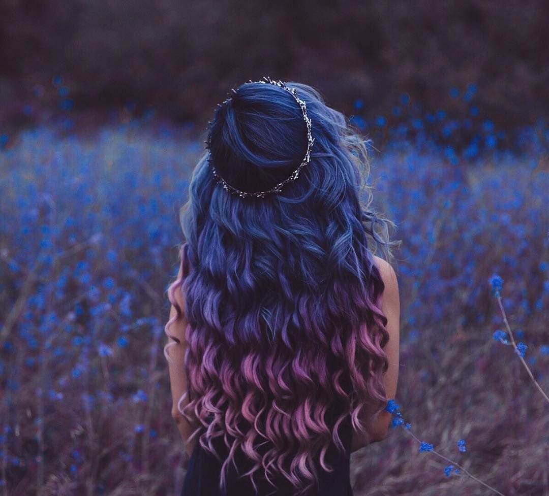 Девушка с цветными волосами со спины
