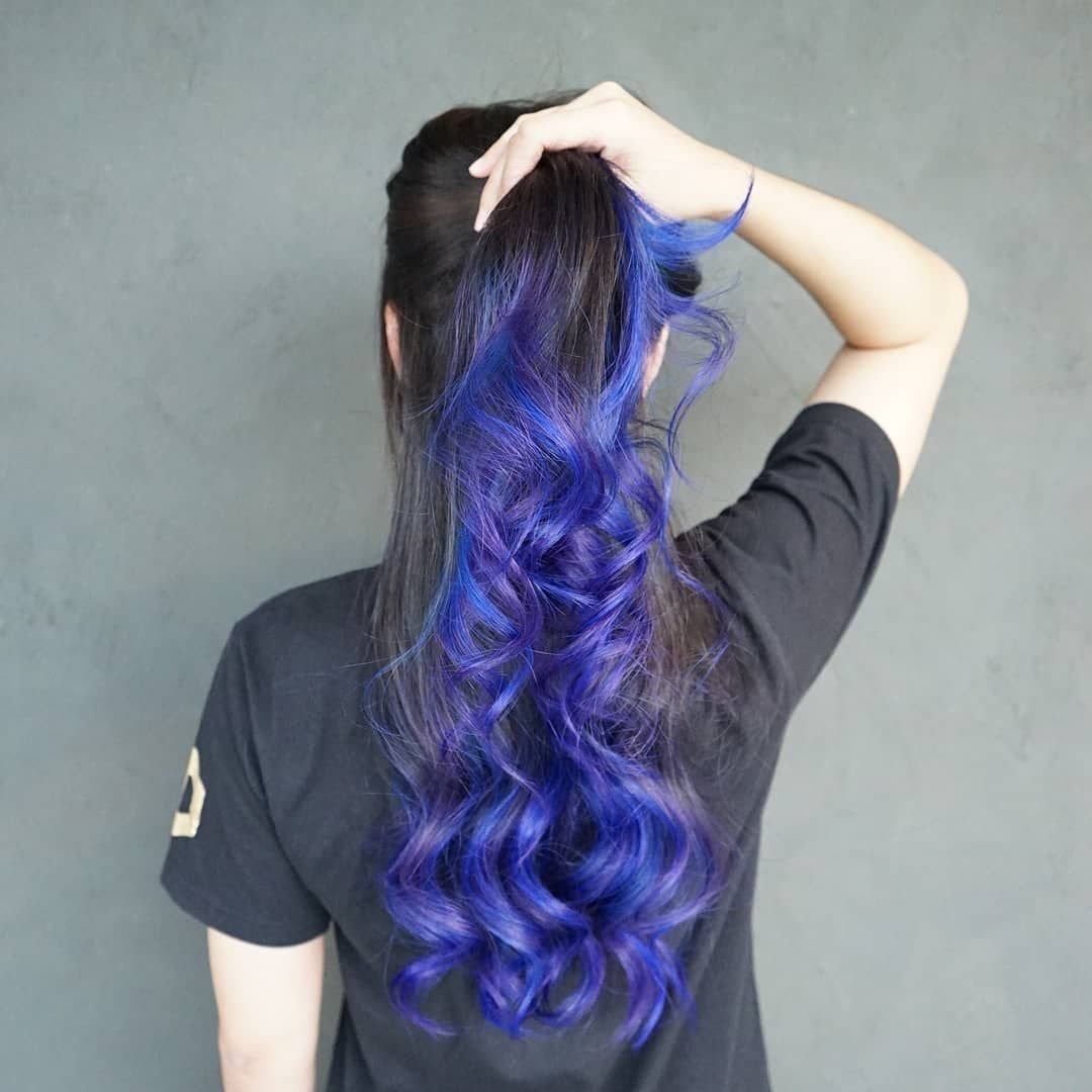 Синий хай. Синие пряди. Сине фиолетовое окрашивание волос. Потайное окрашивание волос синий. Фиолетовые пряди.