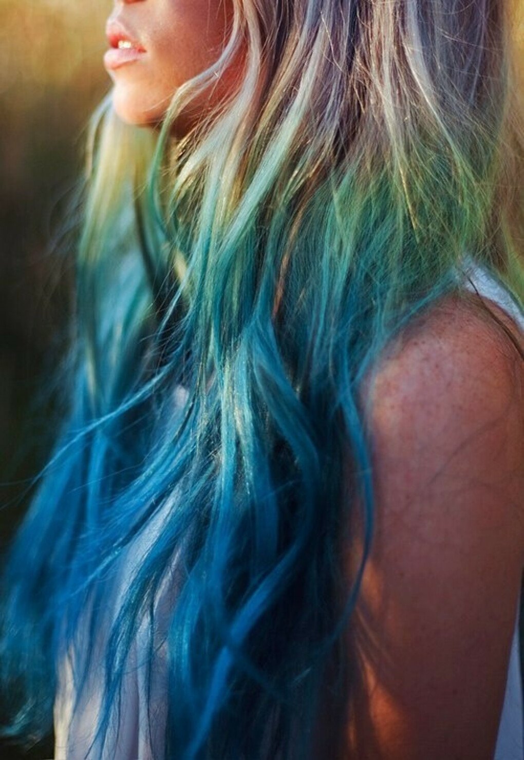 Каким цветом можно покрасить русые волосы. Разноцветные концы волос. Цветные кончики волос. Яркие волосы. Голубые пряди на русых волосах.