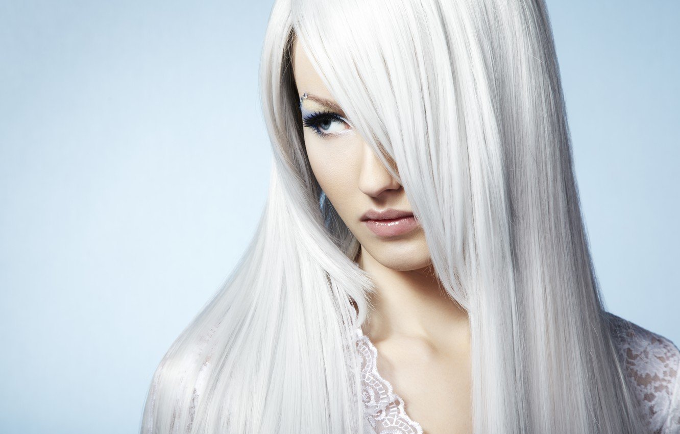 Сон белый цвет волос. Платиновый блонд пепельный ледяной. Кипельно-белый цвет волос. Девушка с белыми волосами.