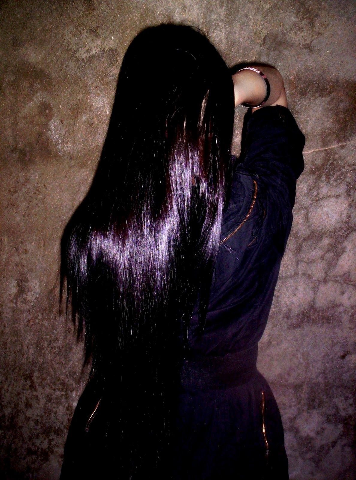 Черные волосы форум. Черные волосы с фиолетовым отливом. Чёрный цвет волос с фиолетовым отливом. Девушка с длинными черными волосами. Фиолетовый оттенок на темных волосах.