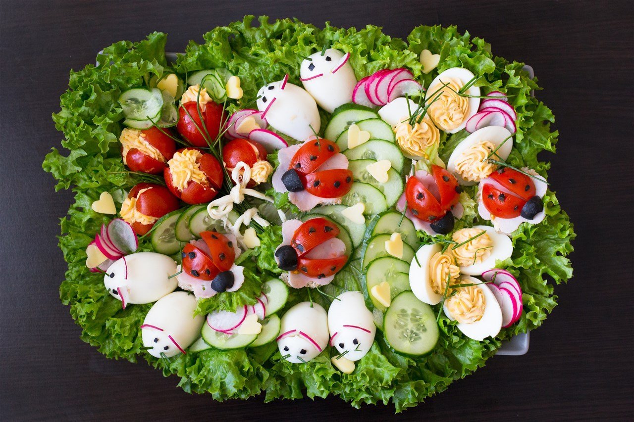 Украшение салатов на Новый год с фото