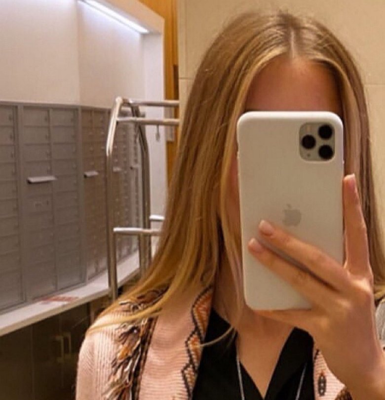Фото с телефоном в руке в зеркале без лица