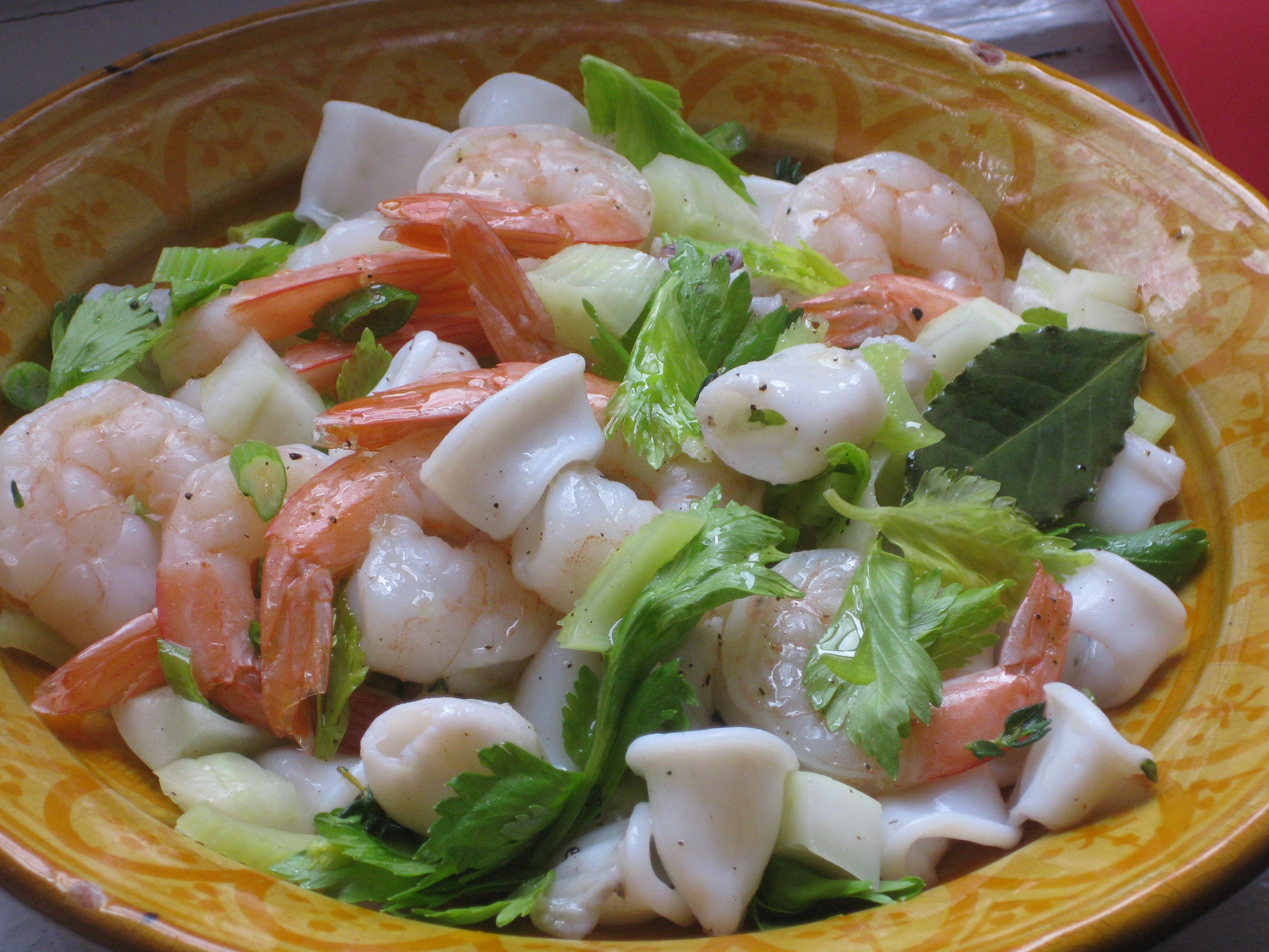 Самый простой рецепт салата из кальмаров. Салат с кальмарами и креветками. Салат с креветками и Каль. Салат из кальмаров и креветок. Салат с кальмарами и кре.