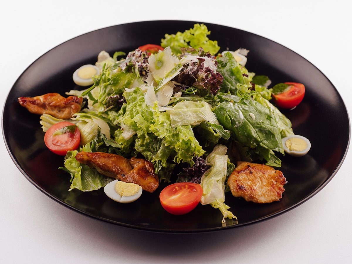 Салат халяль. Caesar Salad. Тарелка с салатом.