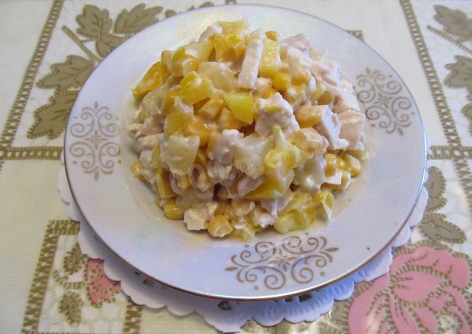 Салат с ананасами и куриной грудкой и рецепт с фото