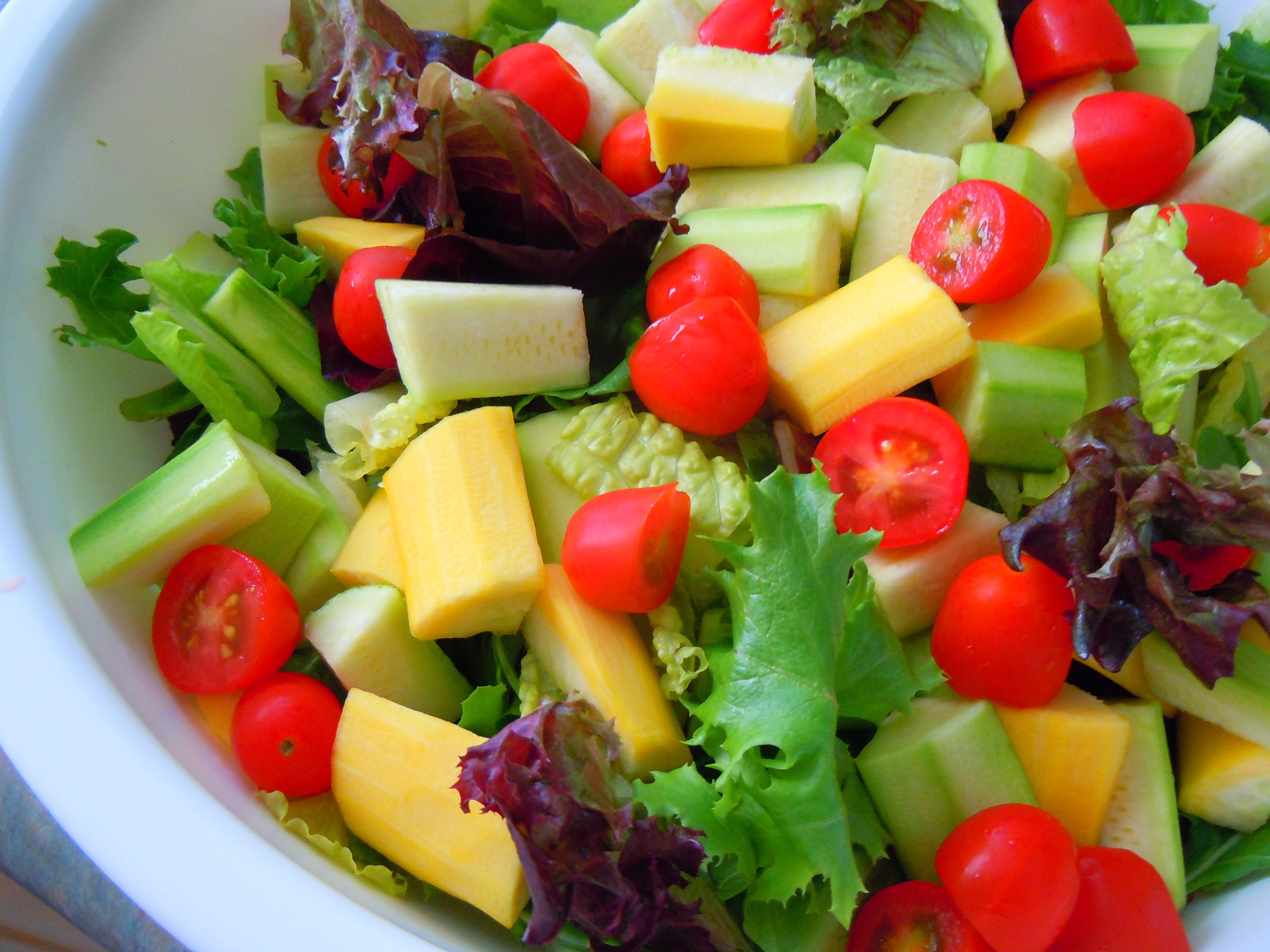 Варианты салата из овощей. Салат. Летние салаты. Салат из сырых овощей. Салат из летних овощей.