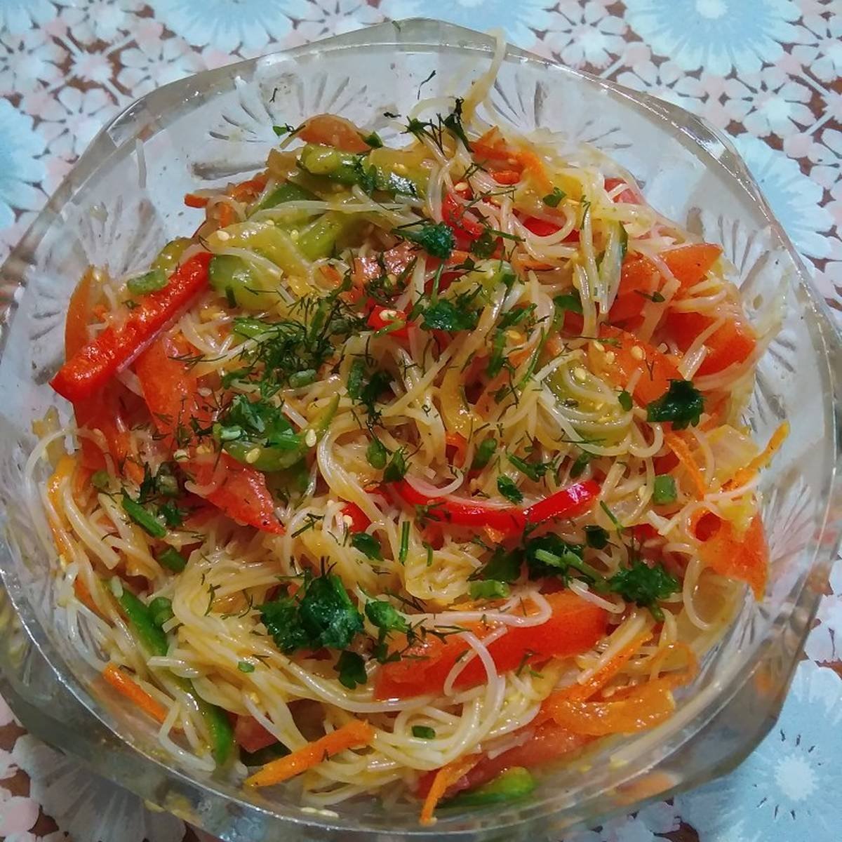 Салат фунчоза рецепт в домашних условиях с курицей и овощами пошагово с фото
