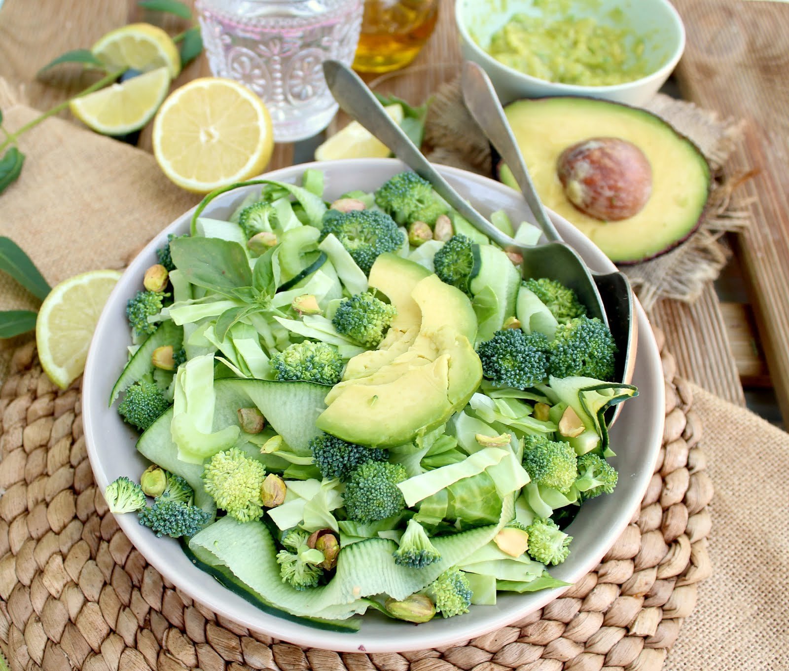 Рецепт вкусного салата для похудения. Цукини авокадо брокколи. Салат из зелени. Салат из зелени и овощей. Салат из зеленых овощей.