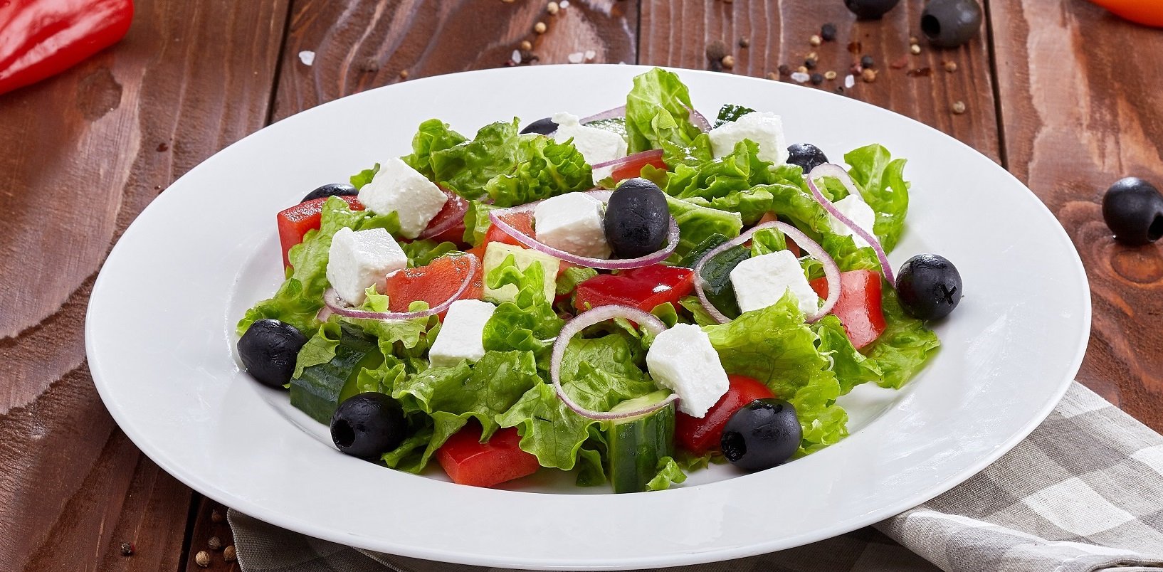 Настоящий греческий. Греческий салат. Салат с брынзой и маслинами. Салат с оливками и помидорами. Салат греческий с брынзой и оливками.